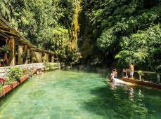 Rio entre montañas de aguas cristalinas y gente a los lados saliendo del agua