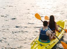 dos chicos montados en un kayaK