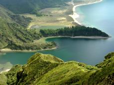 Lago rodeado de montañas verdes
