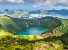 Caldera de un volcán lleno de un gran lago y rodeado de gran vegetación verde