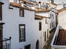 calle con casas de cal