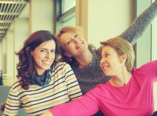 Cicas con los brazos alzados posando en el aeropuerto