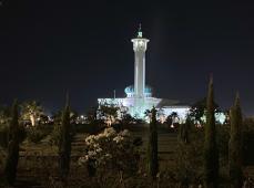Mezquita ilumina en la noche