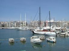 Puerto deportivo con veleros atracados en el mar