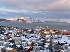 Vista panorámica de una ciudad nevada