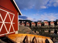 Casas blanca con tejados rojo al lado del mar