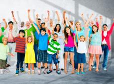 Grupo de padres e hijos saludando