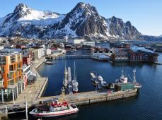 Paisaje de un puerto nevado y con montañas al fondo