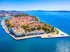 Panorámica del casco antiguo de Split, al fondo una montaña junto al mar