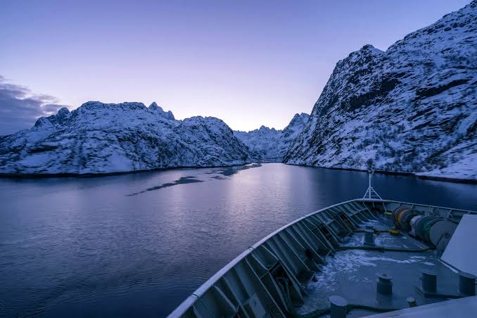 Fiordo de Trollfjord Nevado