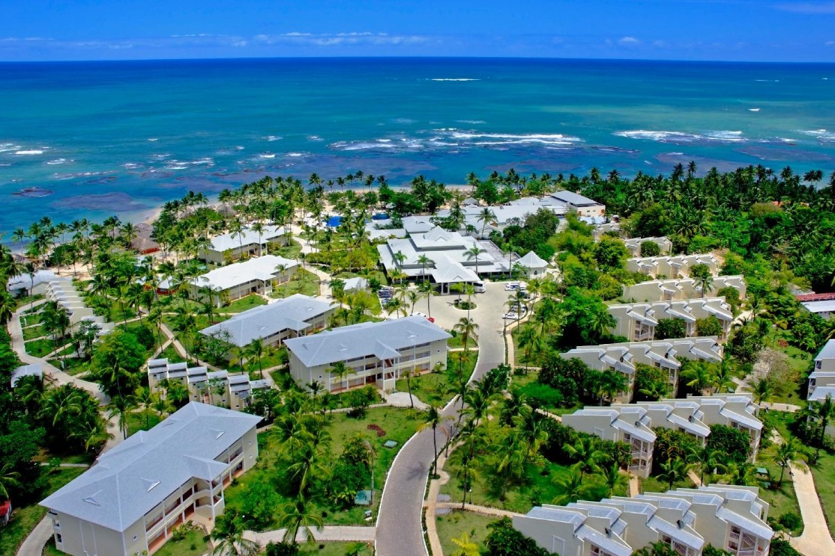 Panorámica desde el aire del complejo hotelero, al fondo el mar