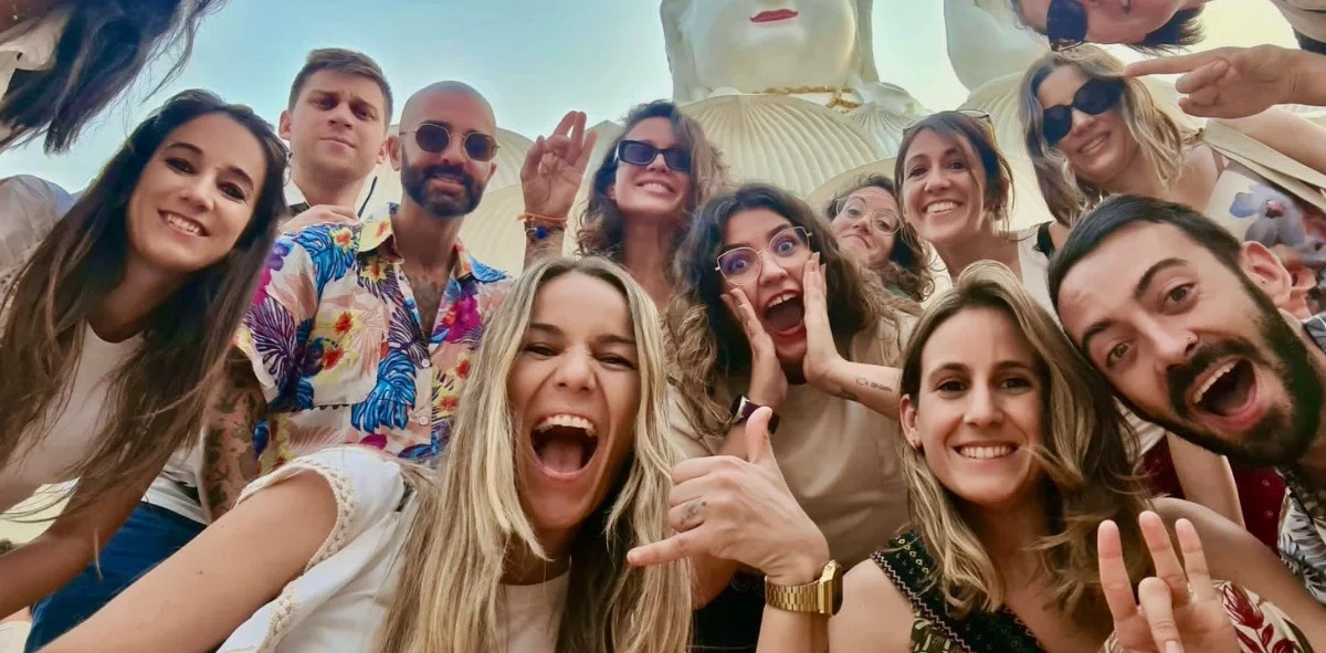 Jóvenes con el buda detrás