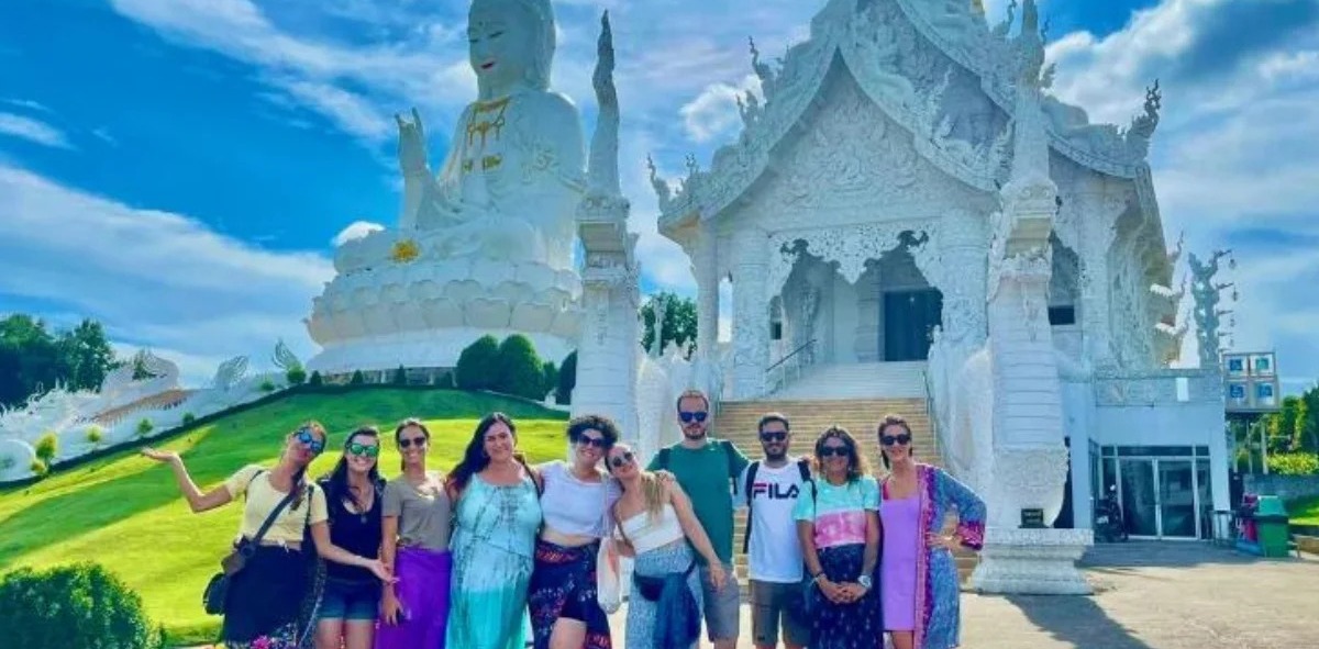 Jóvenes en el templo blanco