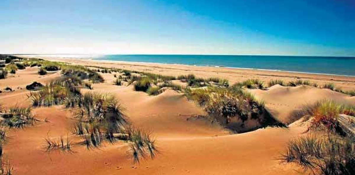 Playa de Huelva con dunas, al fondo el mar