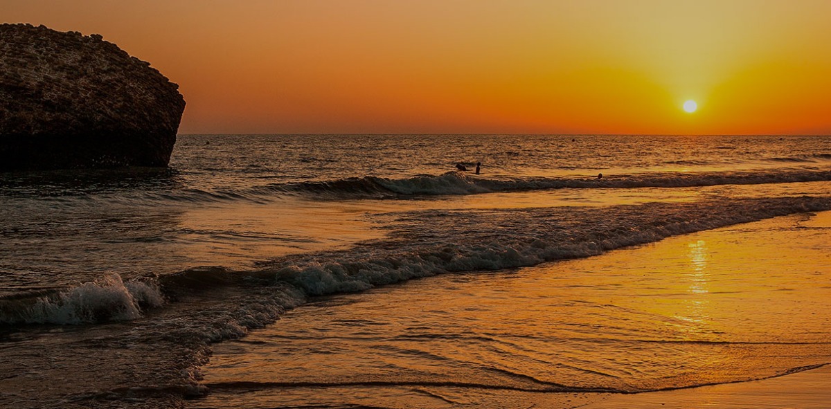 vista de un atardecer desde la playa