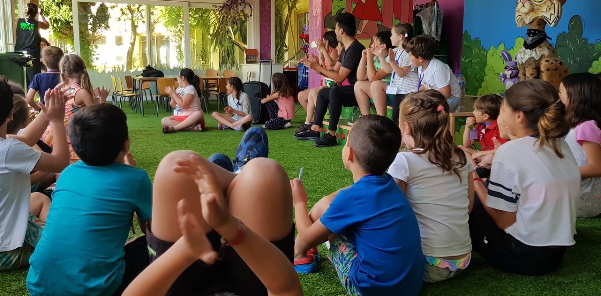 Juegos con el grupo de niños, intentando que interactúen entre ellos