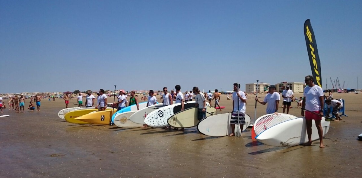Grupo listo para pasar un rato aprendiendo Paddlle Surf