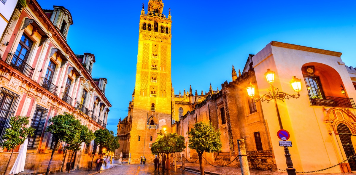 La Giralda iluminada en Fin de Año