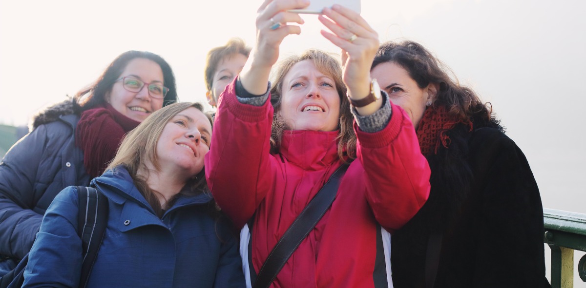 Singles seniors haciendo selfie