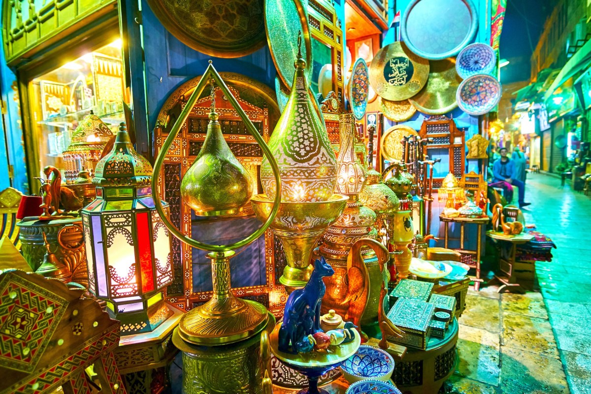Primer plano de souvenir típicos  en un puesto del gran bazar