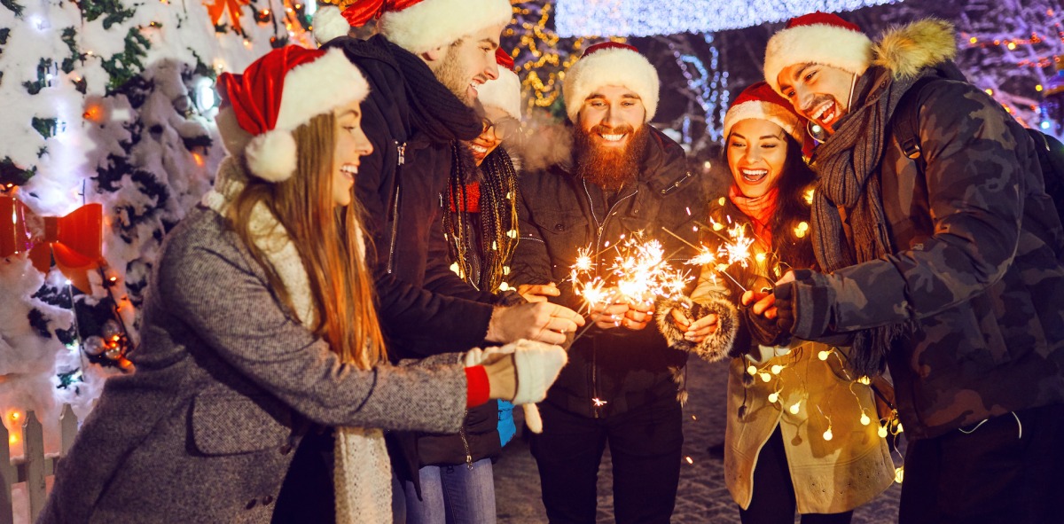 Grupo de singles celebrando la navidad