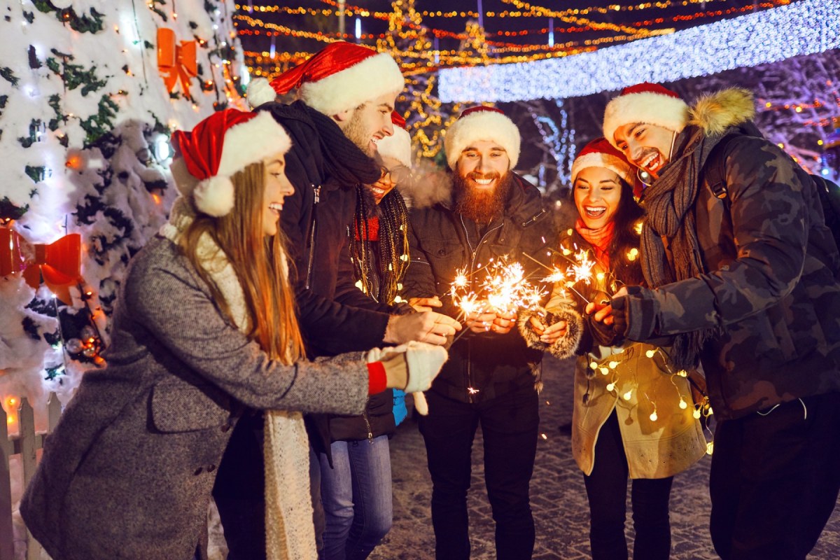 Gente celebrando en Navidad