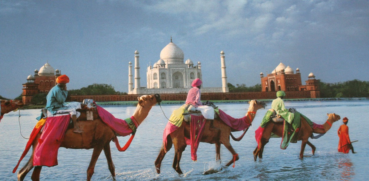 Una ruta en camello por el lago, al fondo el espectacular templo del Taj Mahal
