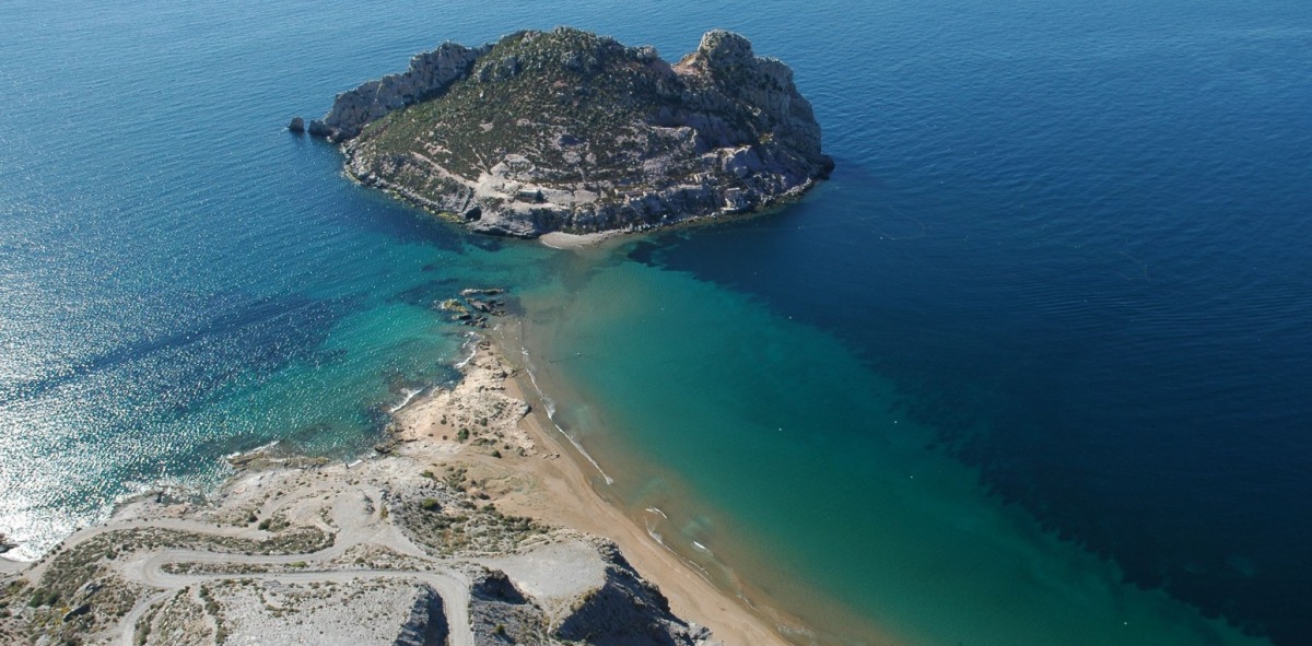 Foto desde el aire de una playa y una islita
