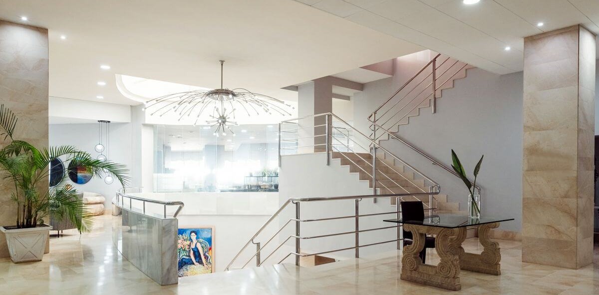 Hall de un hotel en color blanco