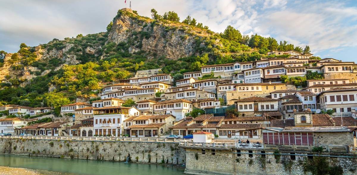 Casas escalonadas en la montaña