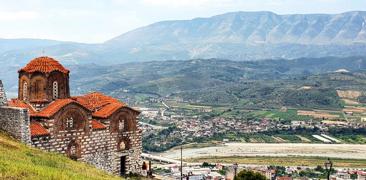 Iglesia en lo alto de la montaña mirando hacia la ciudad de Berat