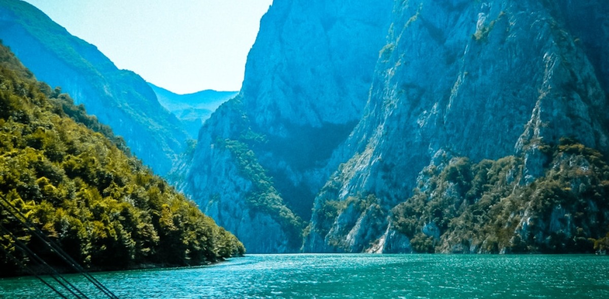 Lago entre montañas altas