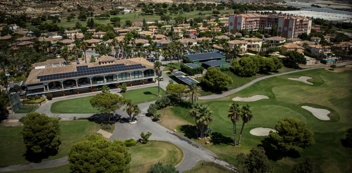 Vista aérea de un hotel rodeado de jardines
