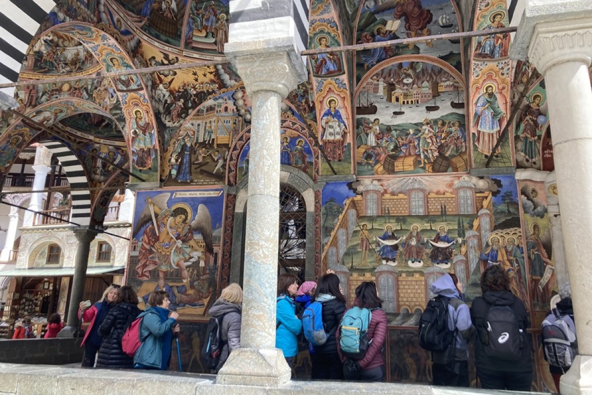 Viajeros contemplando los frescos