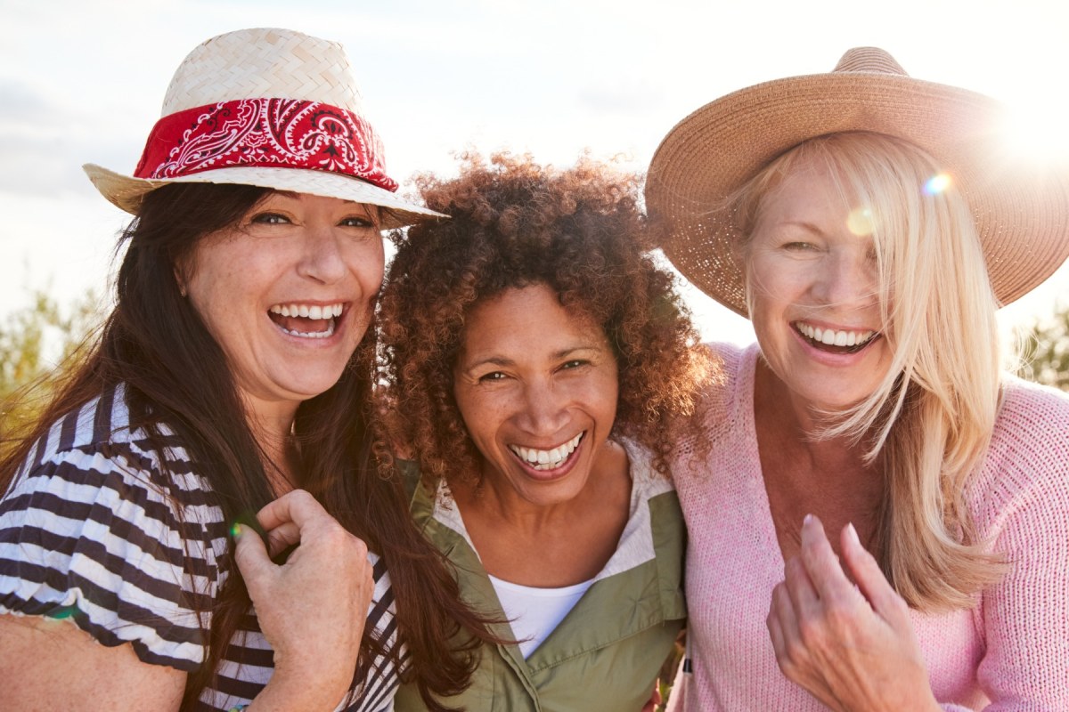 Tres chicas sonriendo mirando a la cámara