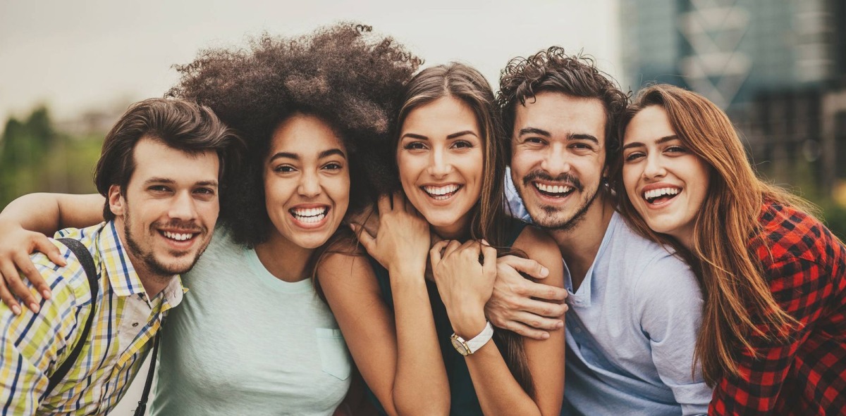 Hombres y mujeres sonrientes posando