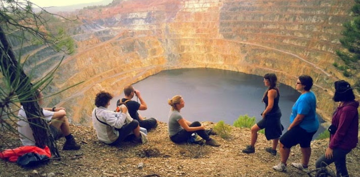 Grupo de senderistas visitando las minas de rio tinto haciendo un descanso