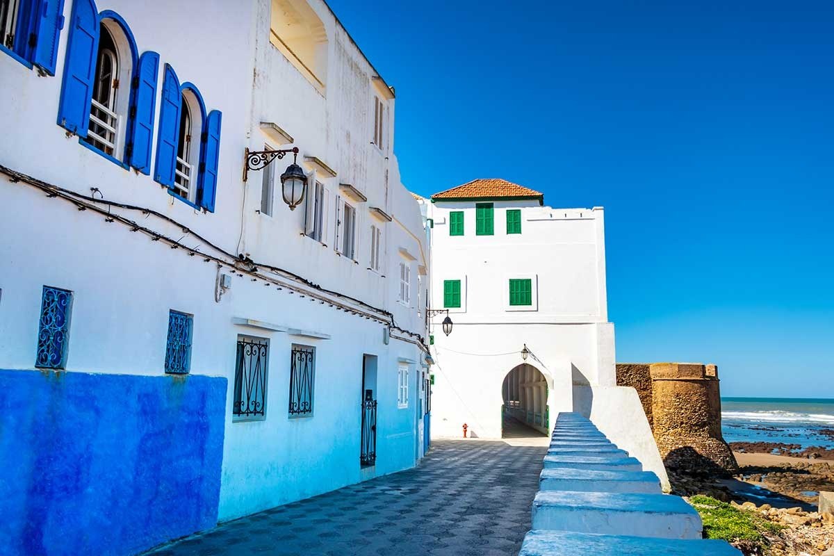 Casas típicas de color blanco y azul frente al mar