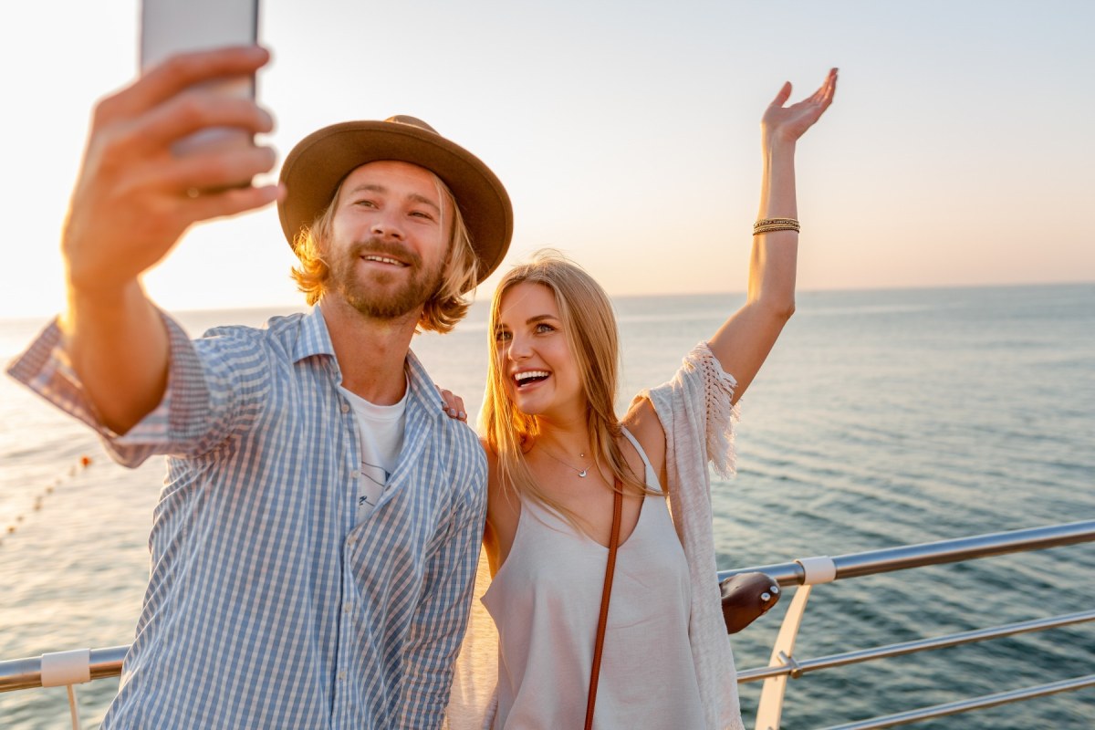 Amigos que se han conocido en crucero de singles
