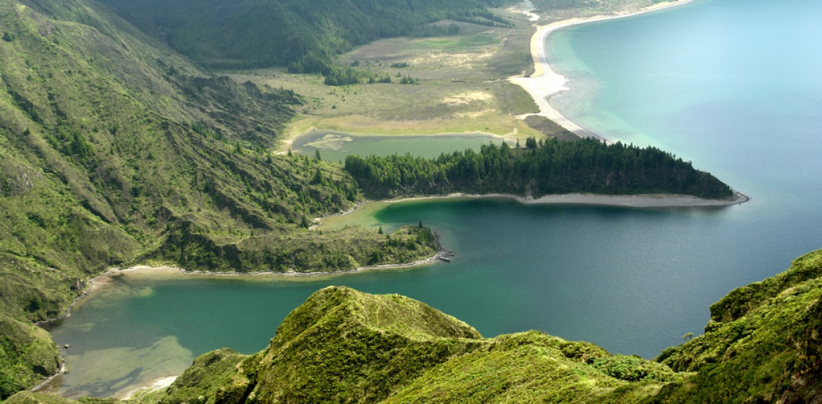 vista del mar rodeado de acantilados verdes