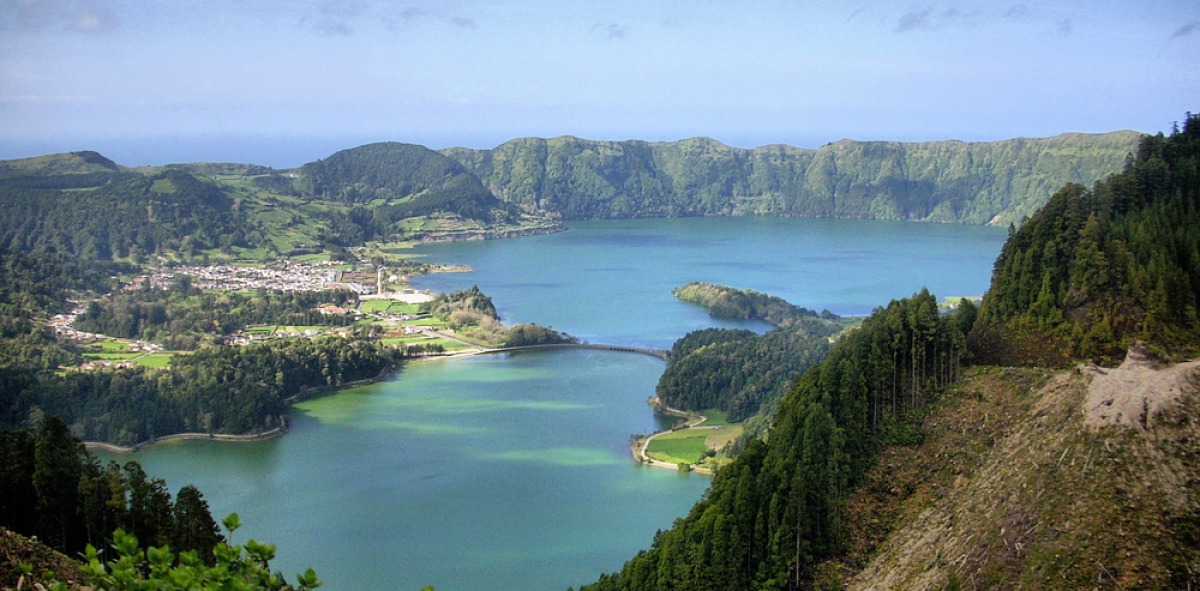 Caldera de un volcán con un gran lago y a la orilla un pueblo