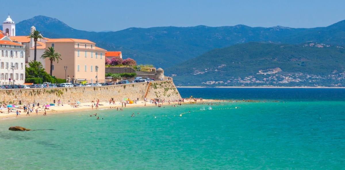 Paisaje playero en Ajaccio con sus aguas cristalinas