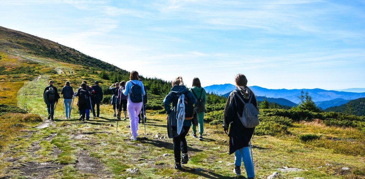 grupo de singles haciendo senderismo por las montañas de Patagonia
