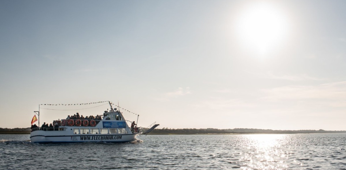 Barco de turistas navegando por las marismas