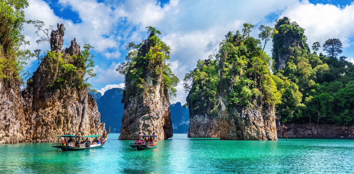 piedras en el agua del parque nacional de khao sok