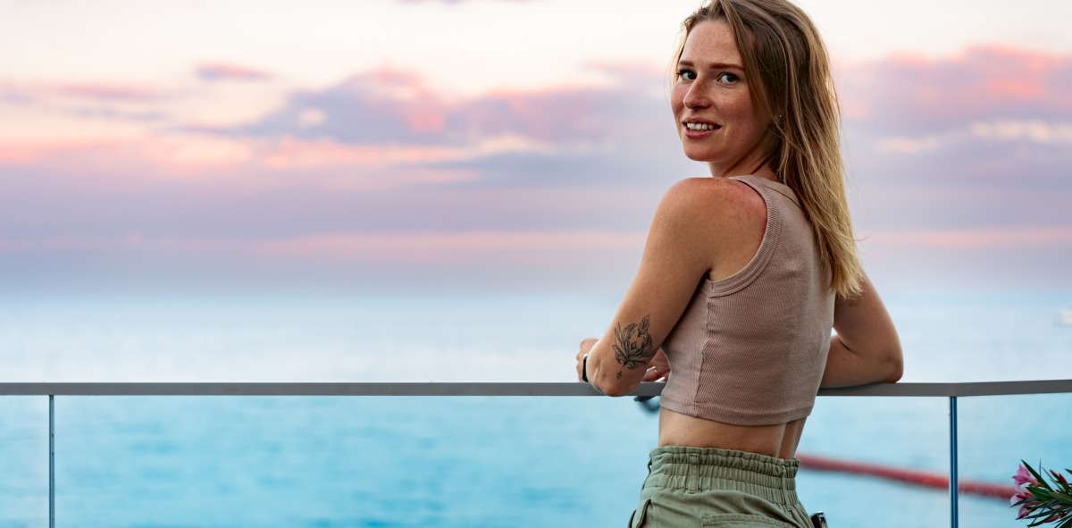 Chica single en cubierta de crucero