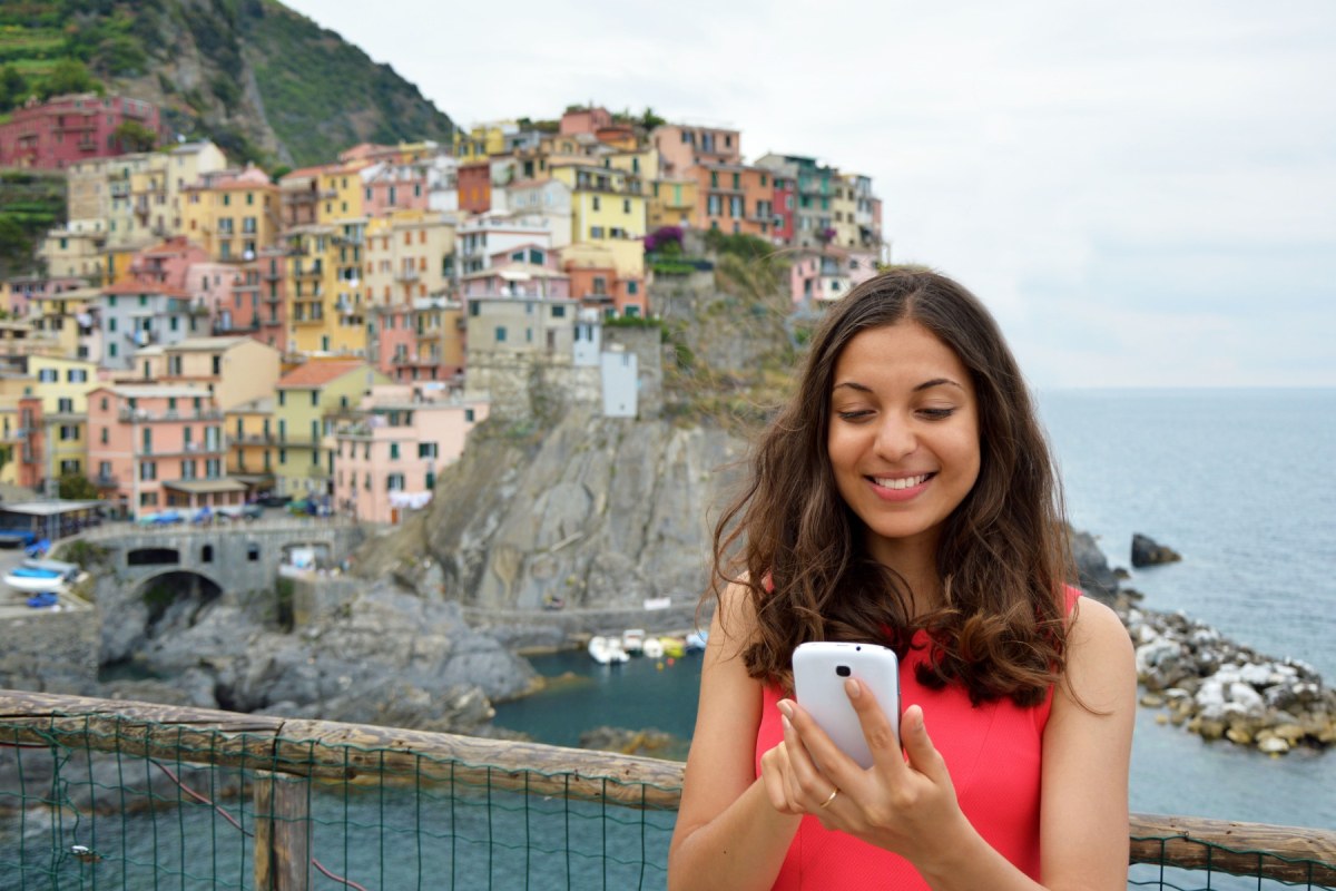 Single posando en panorámica de Cinque Terre