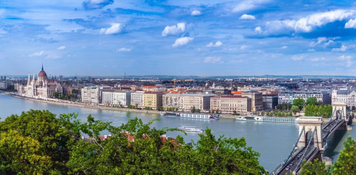Panorámica del recorrido del Danubio pasando por el parlamento de budapest