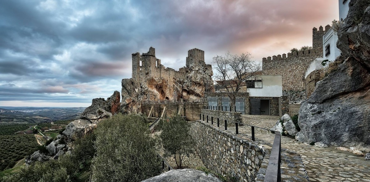 Castillos y cuevas en Sierra Sub-bética