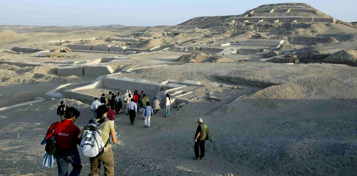 Grupo de Solteros Viajeros de ruta por el desierto, al fondo ruinas en una colina
